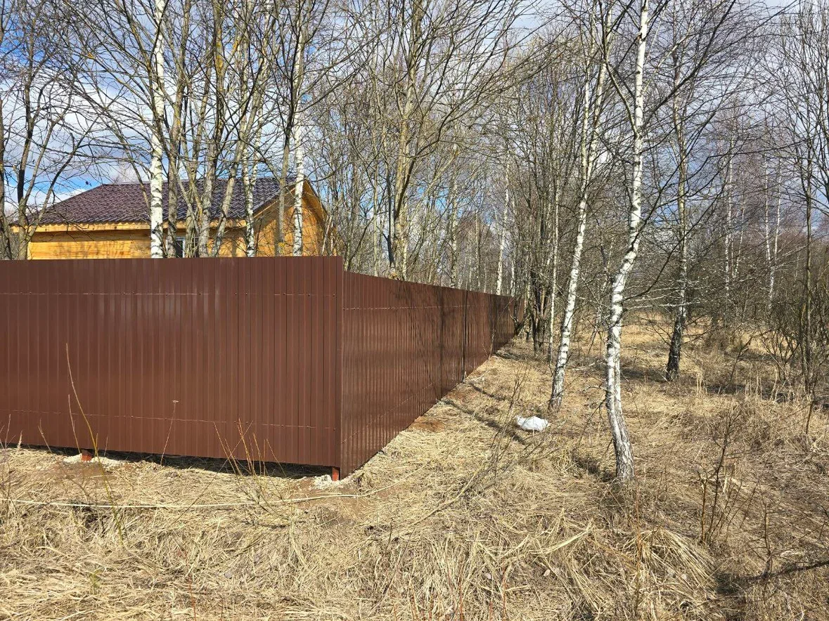 Весеннее фото забора, купленного и установленного осенью 