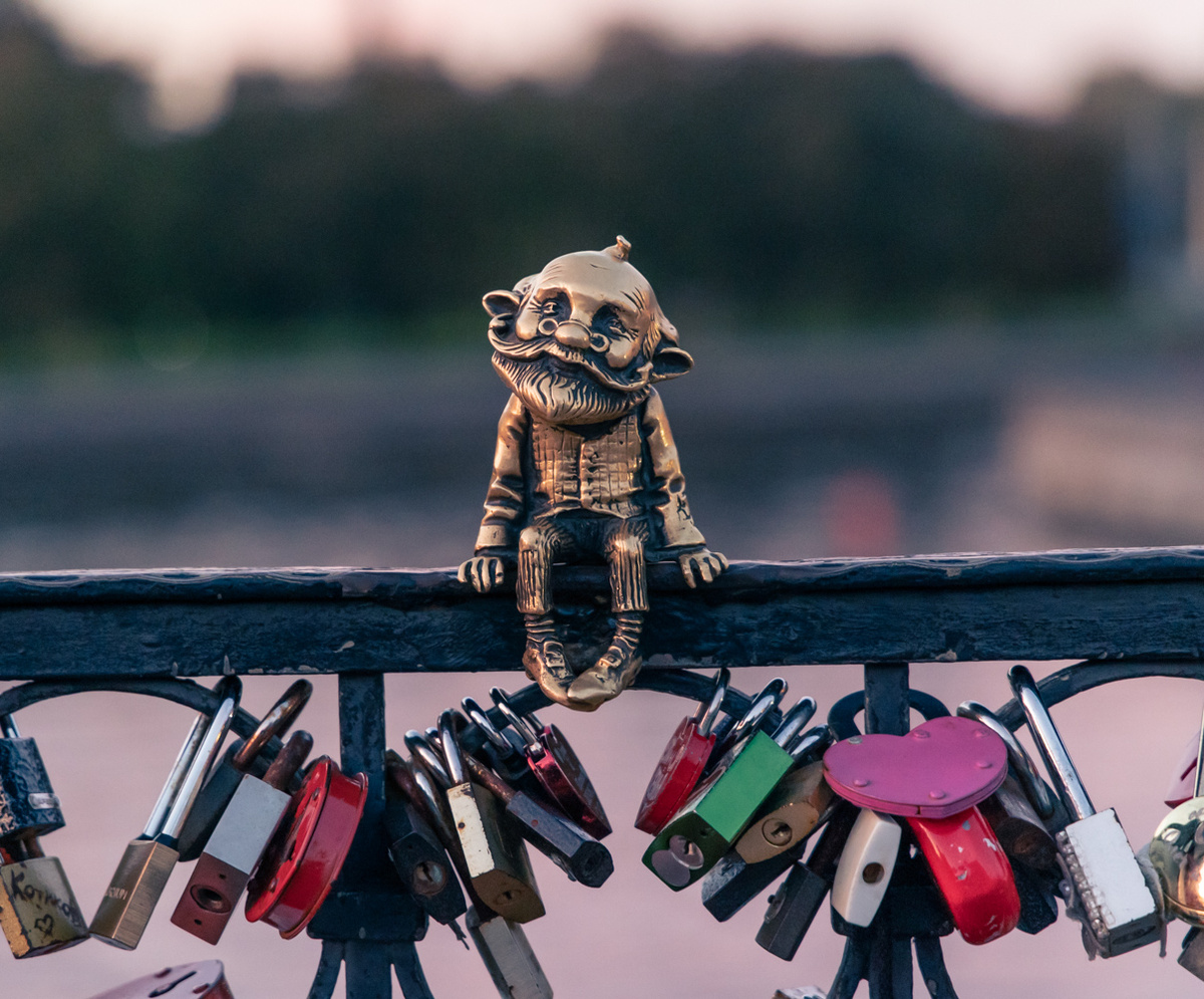 Первым появился дедушка: в 2018 году он поселился на Медовом мост