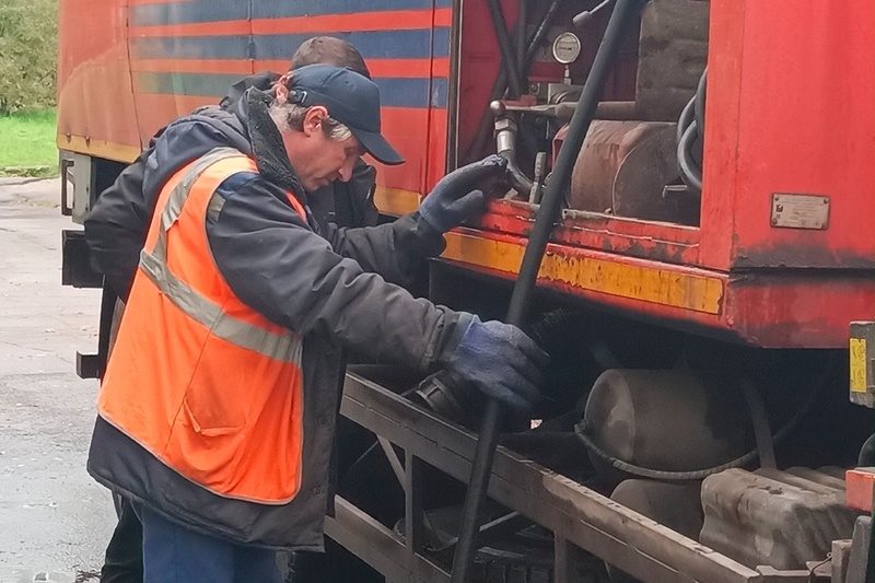    Работы проводят сотрудники "Водоканала". До конца ноября прочистят больше 800 колодцев около школ.