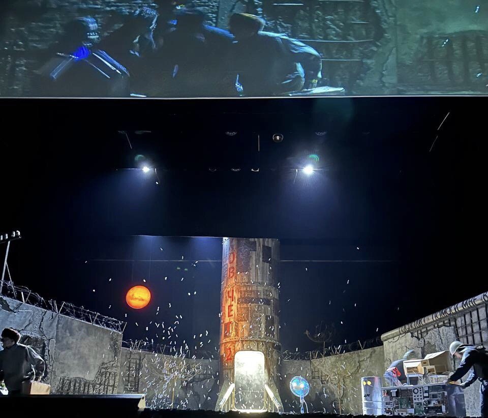 Сцена из спектакля «Ковчег 2». Театр «Сатирикон», вторая сцена во Дворце на Яузе. Фото автора.