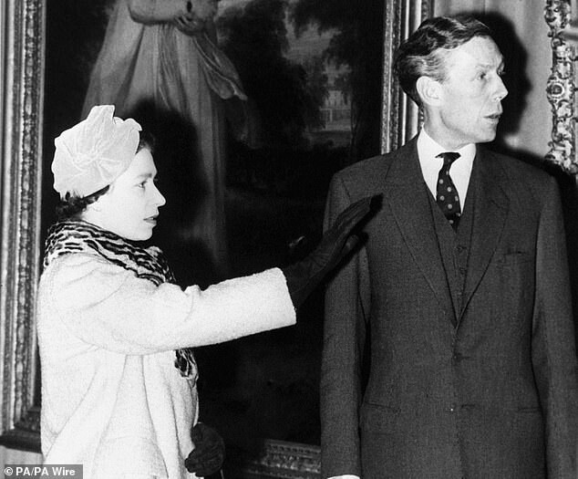 Блант, дальний родственник королевы Елизаветы II, служил инспектором королевской коллекции в течение 27 лет, прежде чем был публично разоблачен премьер-министром Маргарет Тэтчер как советский шпион.