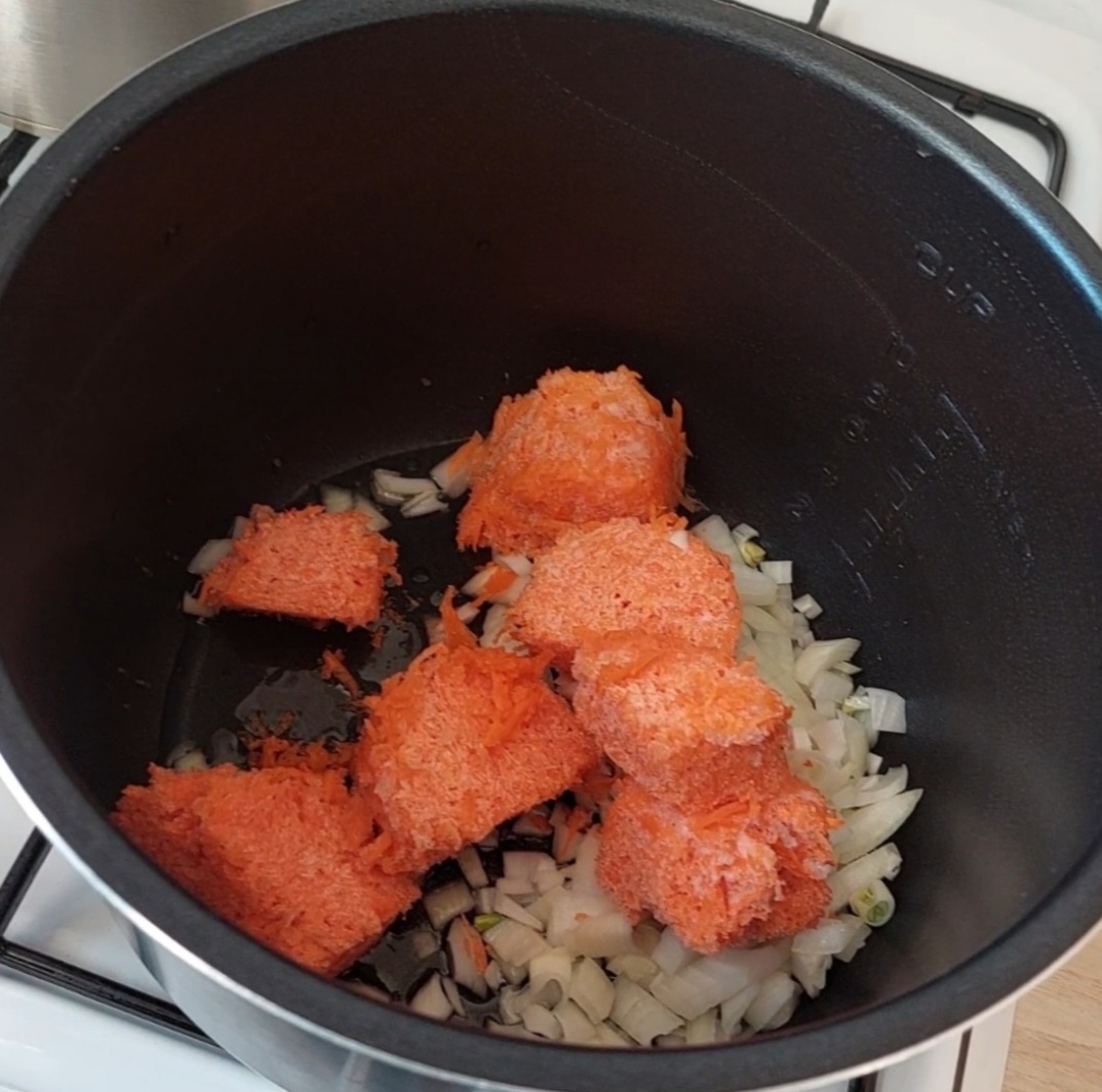 Масло, лук, морковь в чаше.