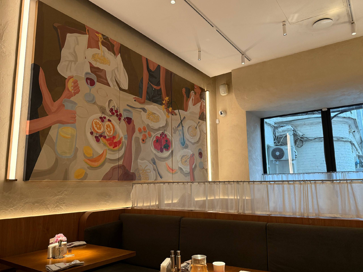 Каждая картина в ресторане нарисована на заказ. 