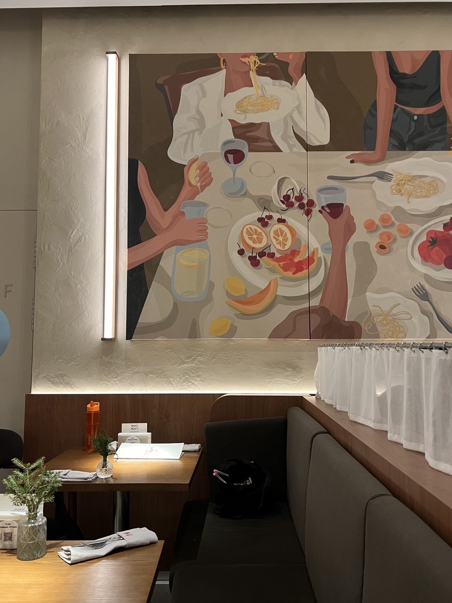 Здесь видно красивую каменную отделку стен. Есть ещё фото →