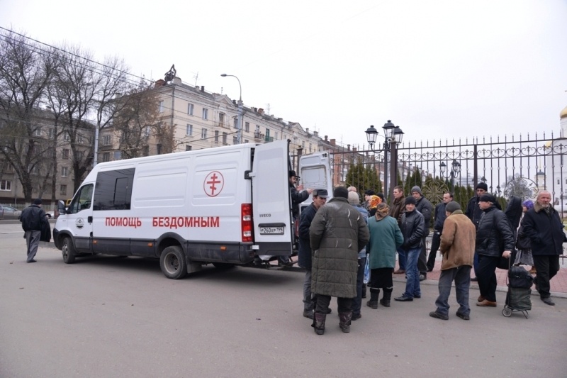 люди стоят за помощью 