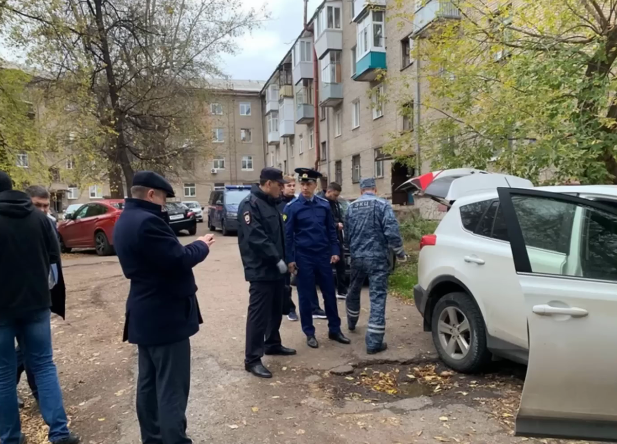 Фотография следствия у машины Натальи