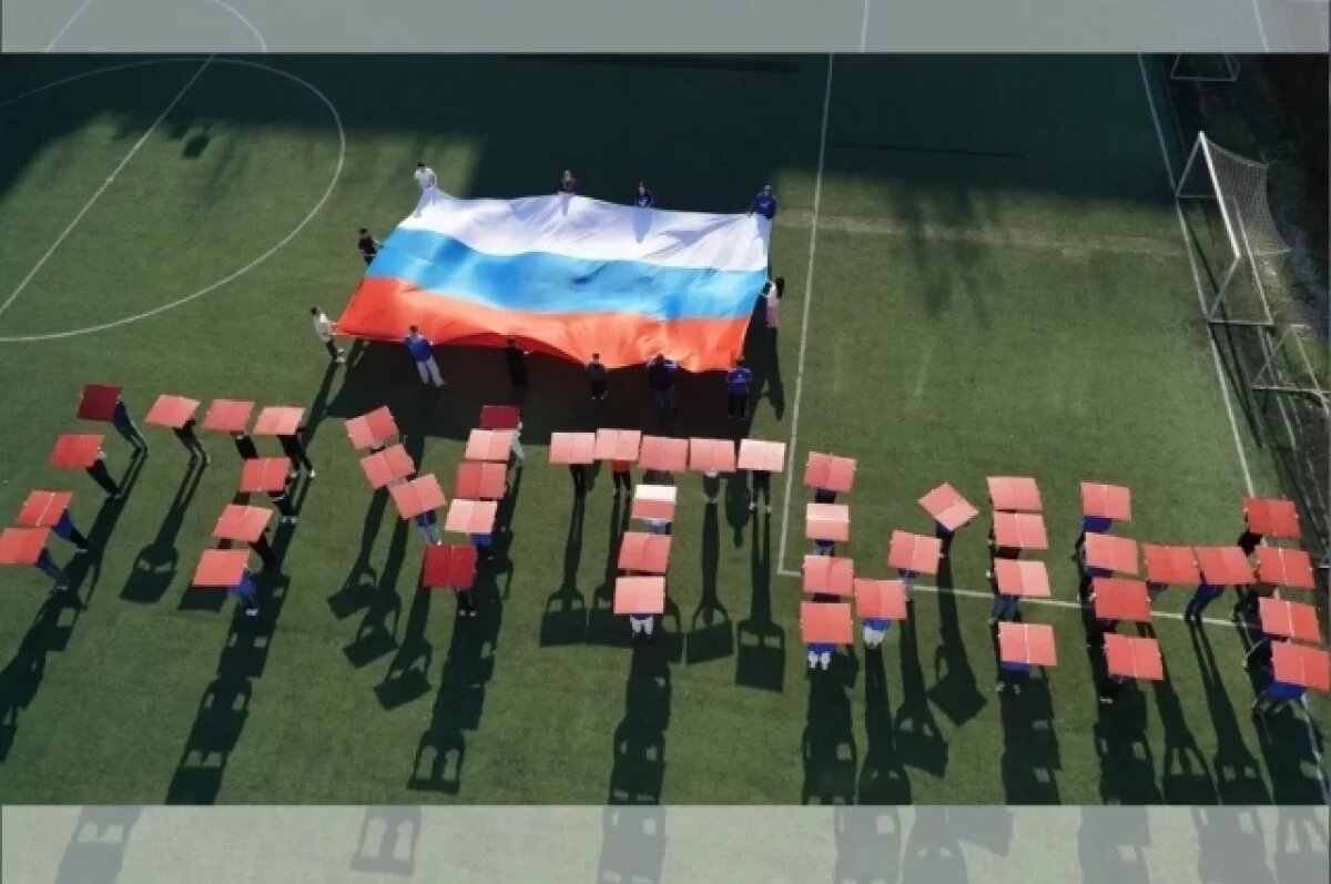    Самарская молодежь выстроилась в живую надпись «ПУТИН»