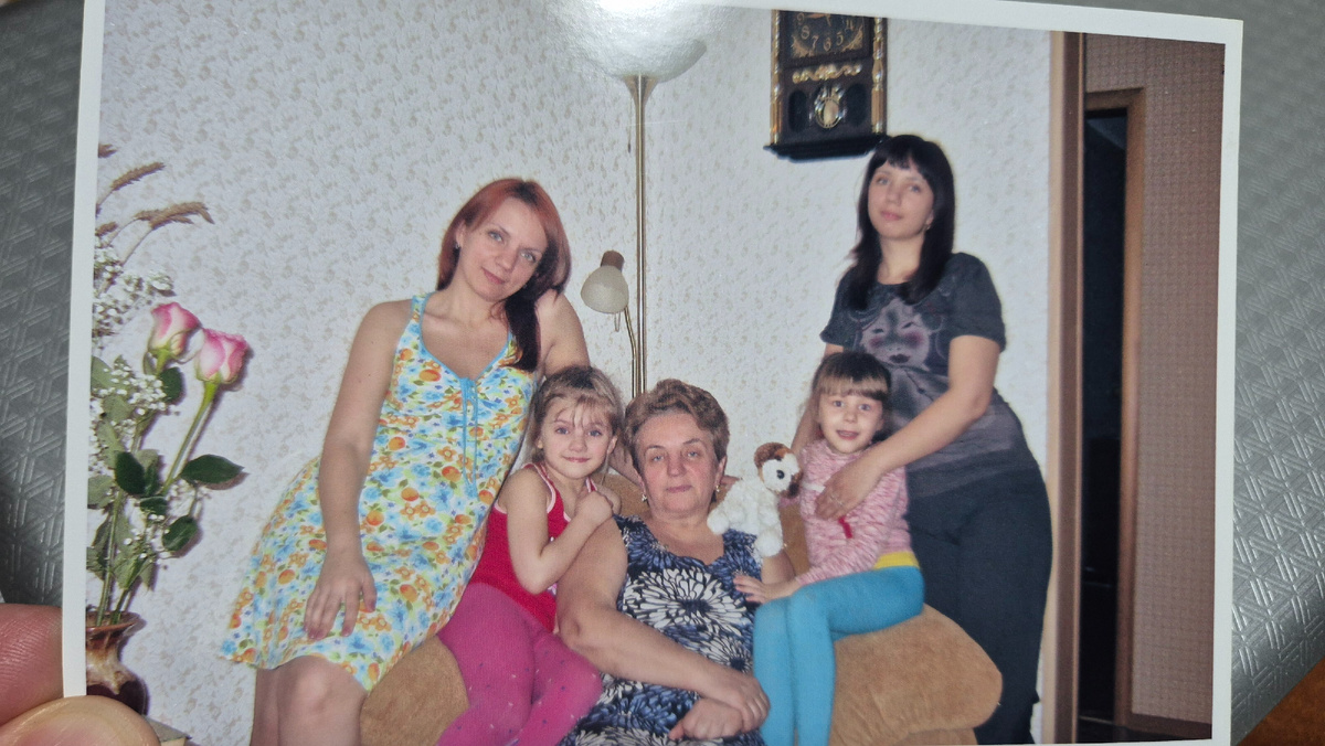 Мама с дочками со старшими внучками (младших еще в помине нет)