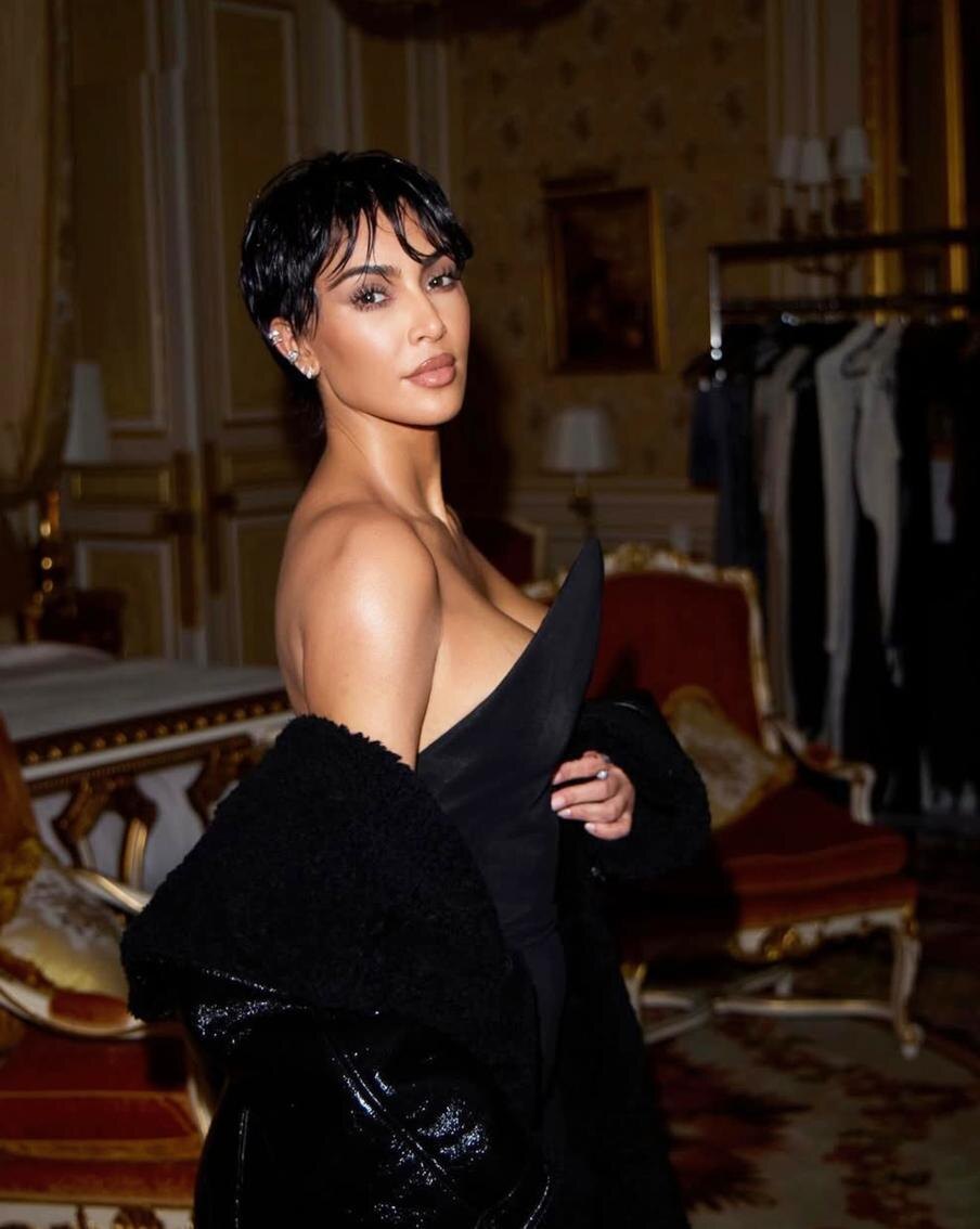 Ким Кардашьян снова задаёт тренды. соцсети @kimkardashian