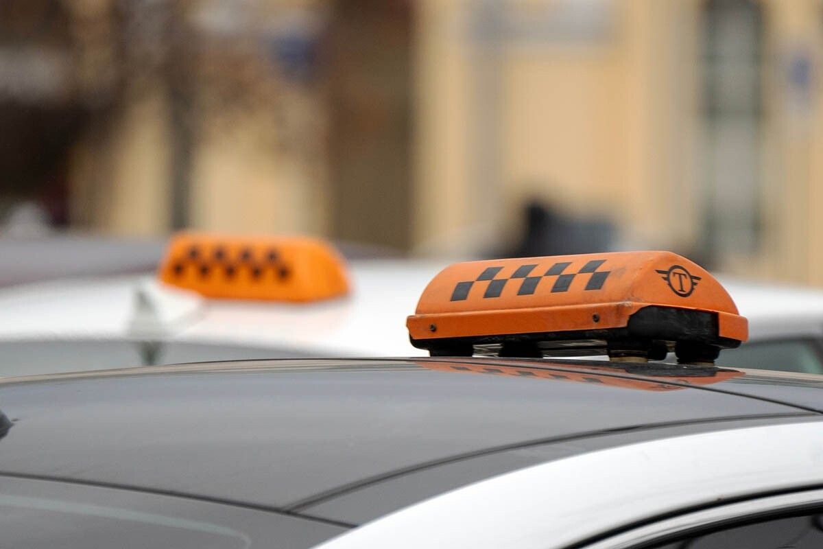 Эти советы помогут экономить несколько тысяч в месяц на такси. Источник: Ultraskrip / Shutterstock / FOTODOM📷
