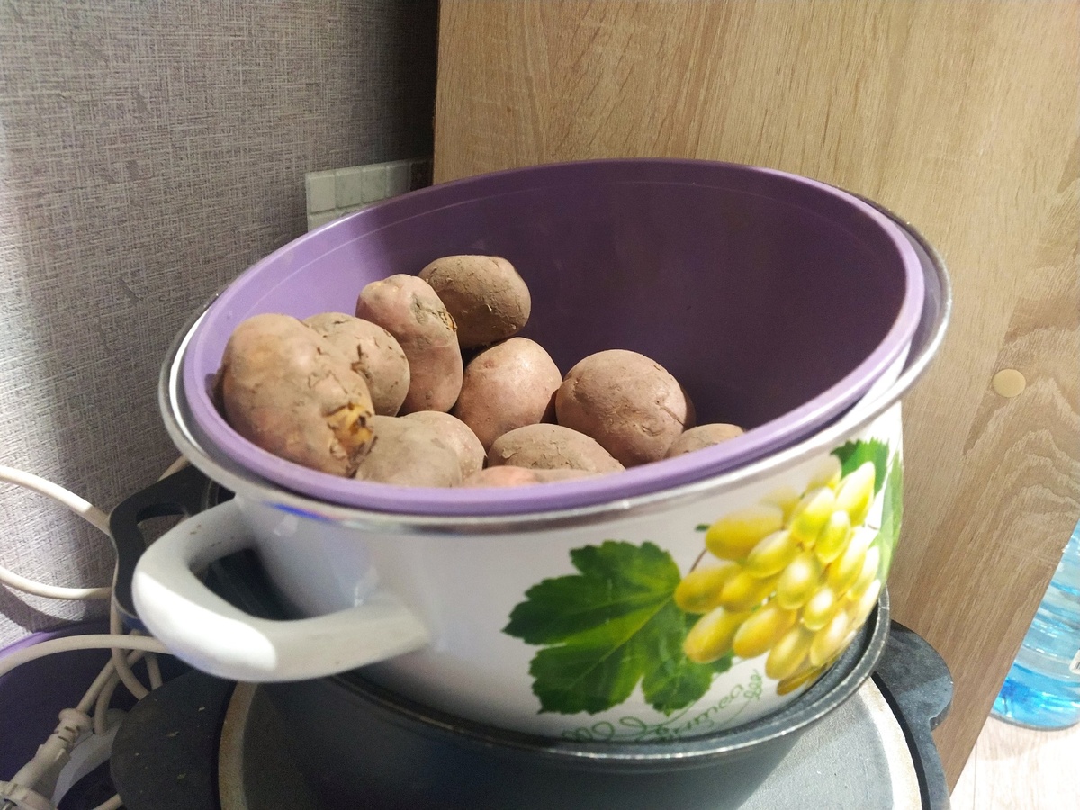    Опытные хозяйки никогда не выливают воду после варки картошки: вот что из нее готовят