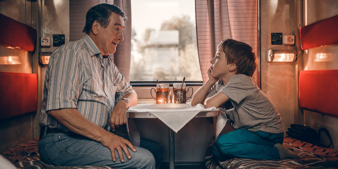 Можно ли сидеть на нижней полке в поезде, если взять билет на верхнюю? Правила и ограничения