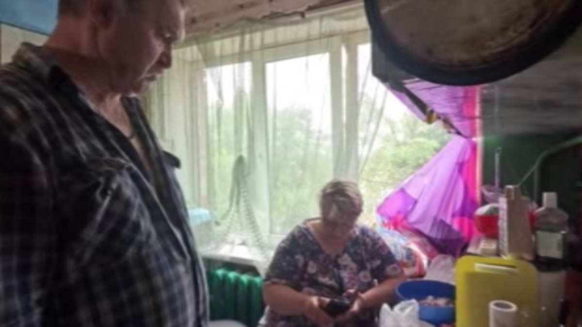    На улице Юности разрушается дом