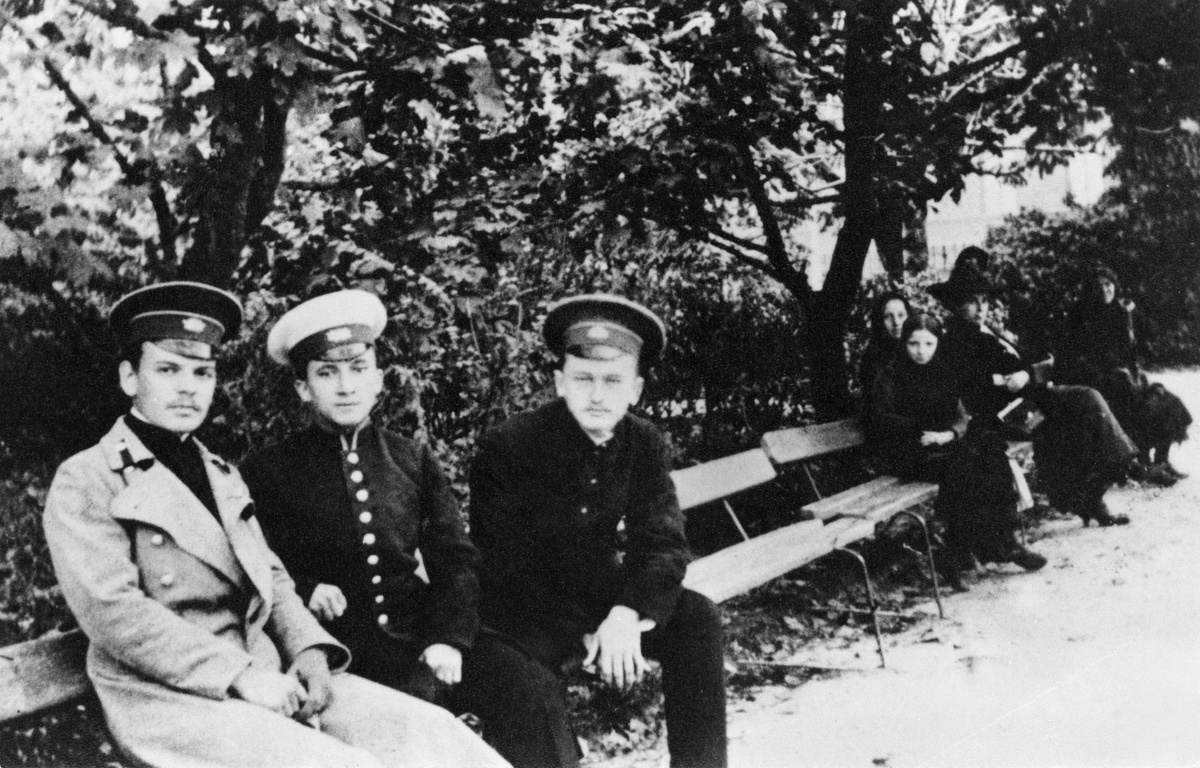 Гимназист К. Г. Паустовский (крайний слева) с друзьями