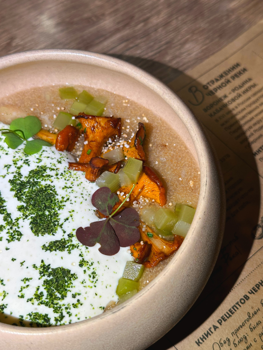 Амарантовая каша с лисичками,  сметаной и тушенкой из кролика