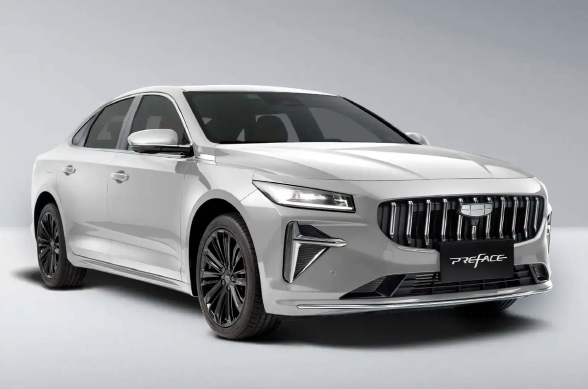 Белый седан в студии. Источник: https://reverse-expert.ru/news/novinki-kitaiskih-avto-2025-goda