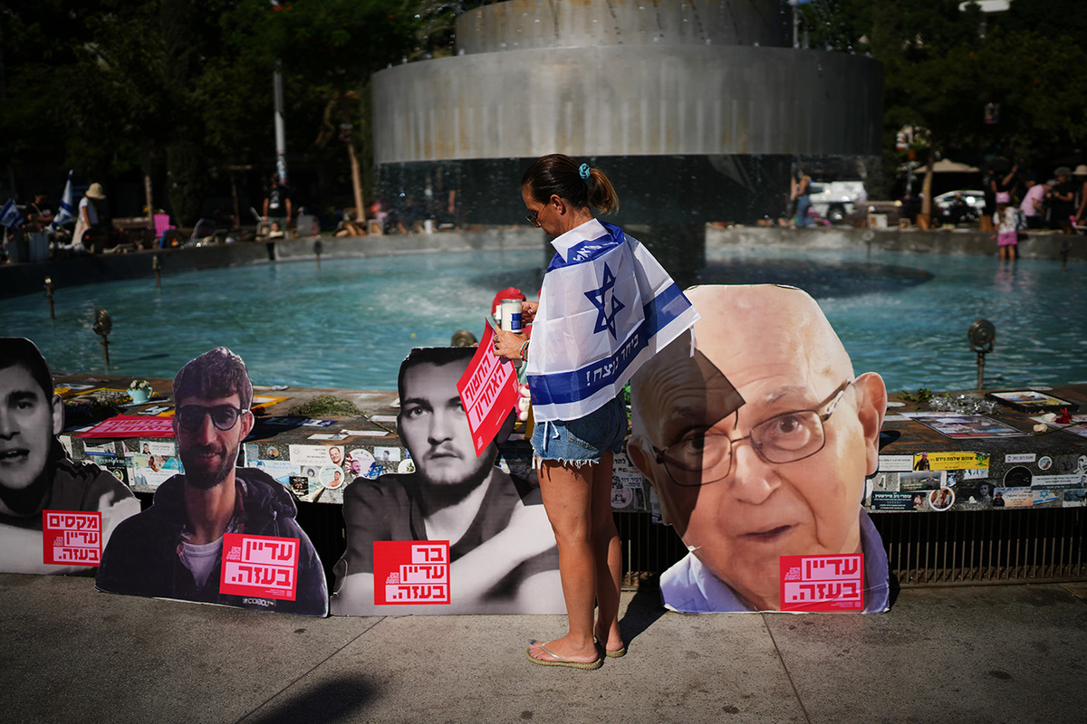   Шири Тамам зажигает свечу во время мемориальной церемонии, посвященной второй годовщине нападения ХАМАС на Израиль 
Emilio Morenatti / AP