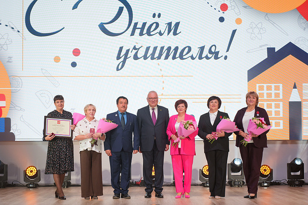    Губернатор вручил кировским педагогам государственные награды от Президента