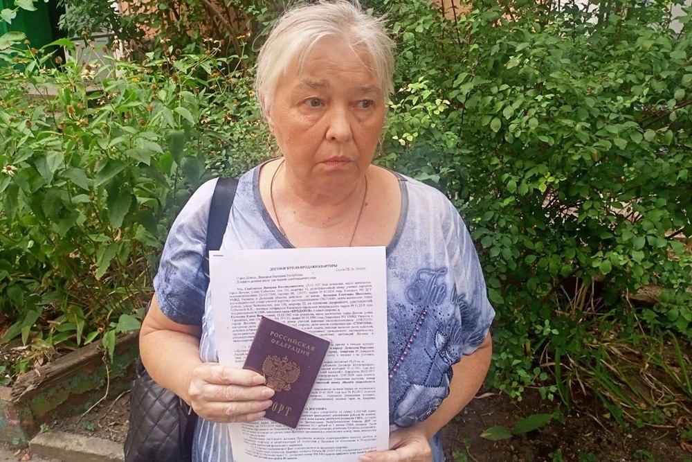   В руках Елены Голиковой тот самый нотариально заверенный договор о приобретении жилья в 2019 году. / Елена Мелихова