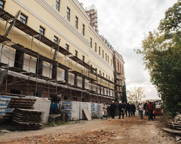     Губернатор проверил восстановление бывшей мужской гимназии в Курске