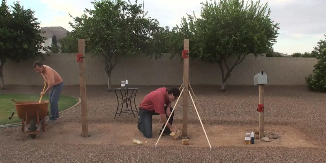 Либо они гении, либо мы перестраховщики: как в Норвегии ставят деревянные столбы для забора, без цемента и пропиток