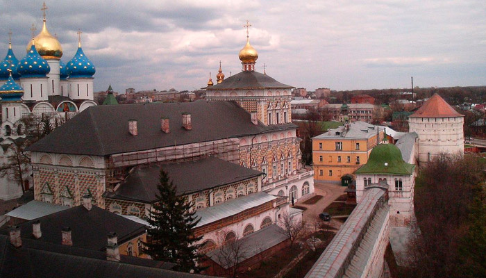 Свято-Троицкая Сергиева лавра, основанная преподобным Сергием Радонежским. Трапезный храм и Успенский собор. Фото: wikipedia.org