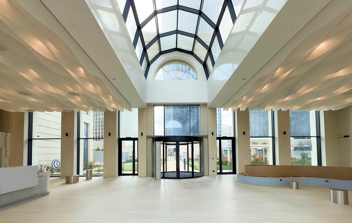 Ламелевый потолок от AGTC01 в интерьере вестибюля ЖК "Событие 5"