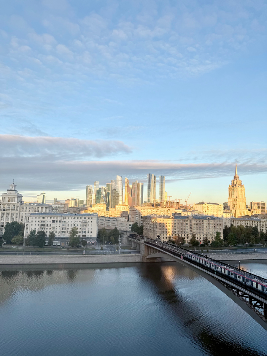 «Стеклянная шаурма» в рассветных лучах!