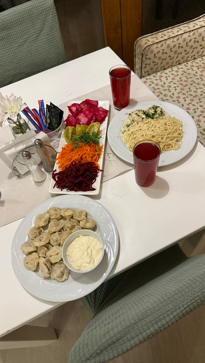 Я заранее позвонила и сказала, что мы приедем поздно. И нам оставили ужин)