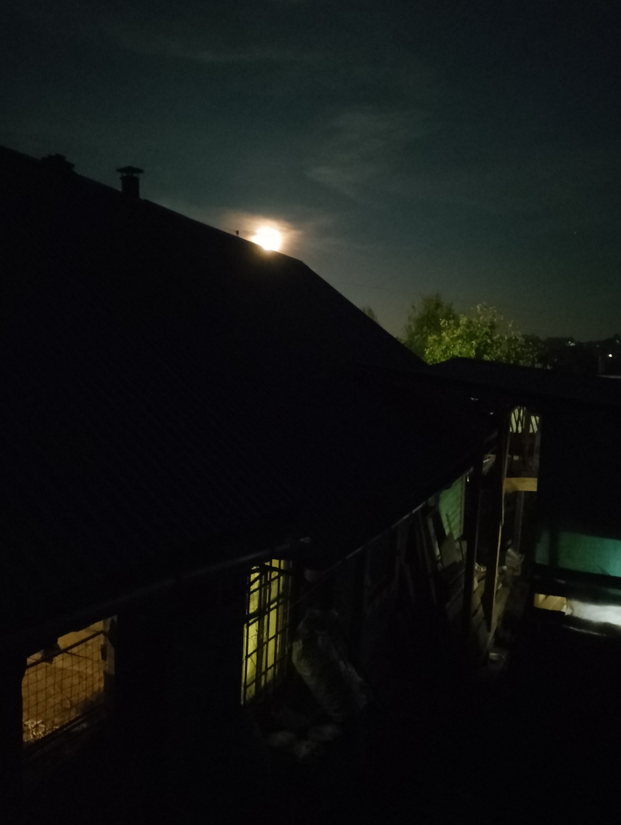Луна над крышей моего дома.