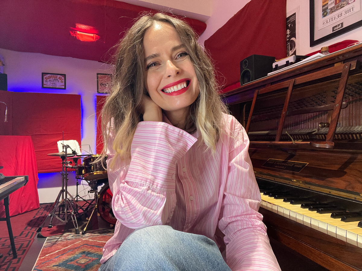 Юлия Кантонистова - вокалистка, музыкант, продюсер, автор обучающих курсов вокала