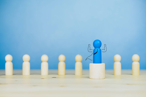 Выигрывает работодатель, который первым выходит на связь и предлагает четкие условия.
