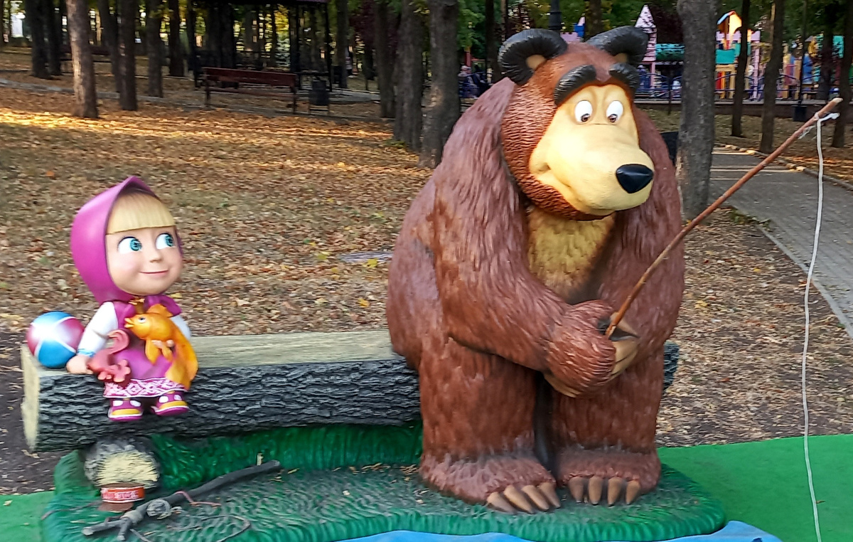 Маша и медведь в Донецке. Скульптура в парке Щербакова фото октябрь 2025