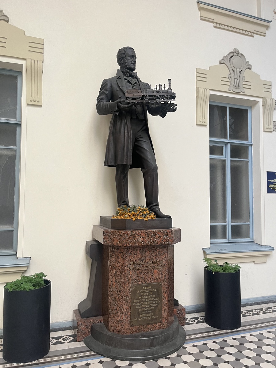 Памятник Францу Герстнеру, который держит в руках макет паровоза "Проворный" в Световом зале Витебского вокзала. Фото автора.