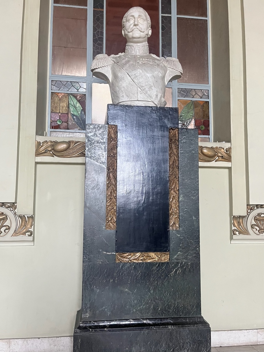 Бюст императора Николая I на одной из главных лестниц Витебского вокзала. Фото автора.