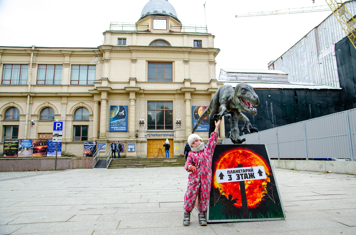 Планетарий снаружи, довольно скромно, без ярких вывесок. Сразу видно, тут живет наука)