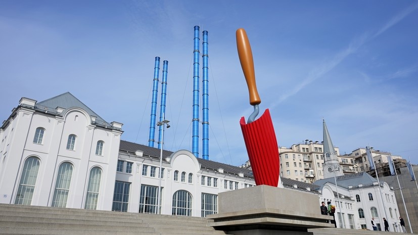     Скульптура «Садовая лопатка» у Дома культуры «ГЭС-2» в Москве РИА Новости Алексей Никольский