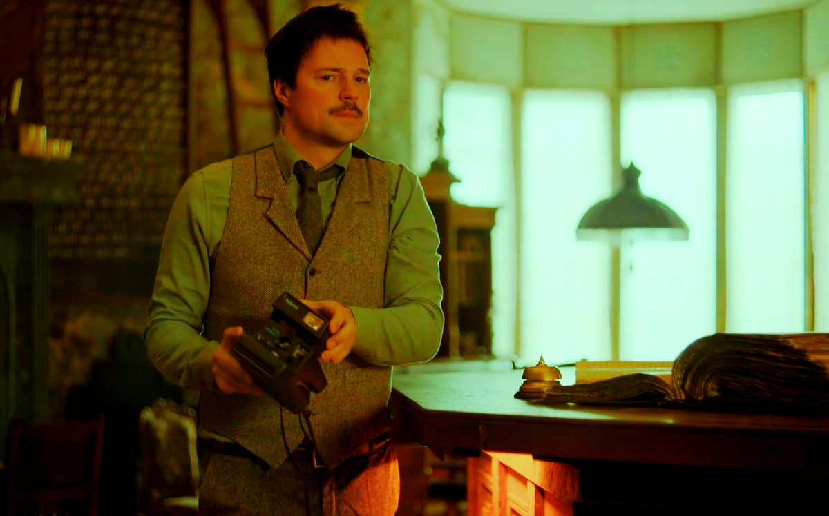 В чем связь между сериалом "Бар один звонок" и фильмом "Матрица"?