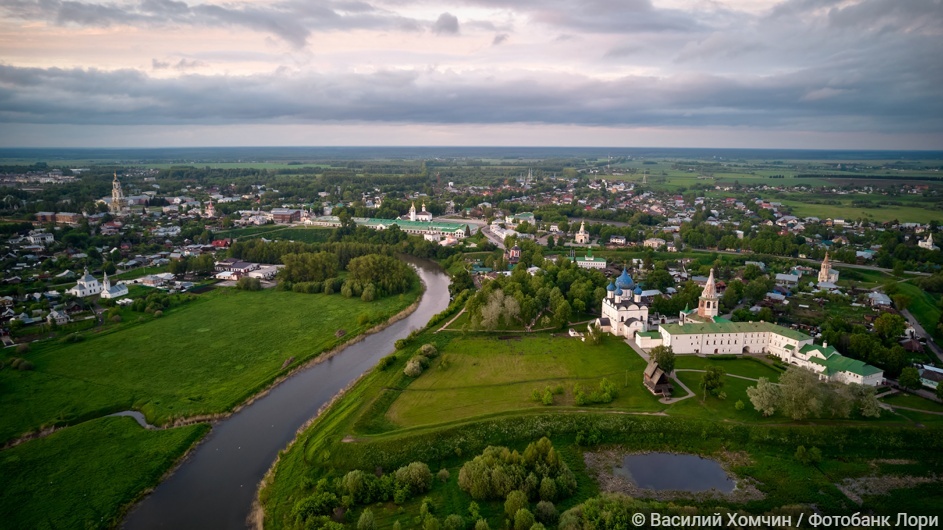 Красивый панорамный вид на центр Суздаля летом после захода солнца