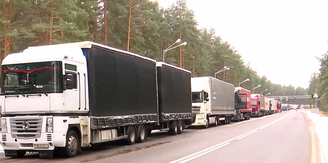 Почему фуры едут «паровозиком» и не пускают на обгон: исповедь дальнобойщика