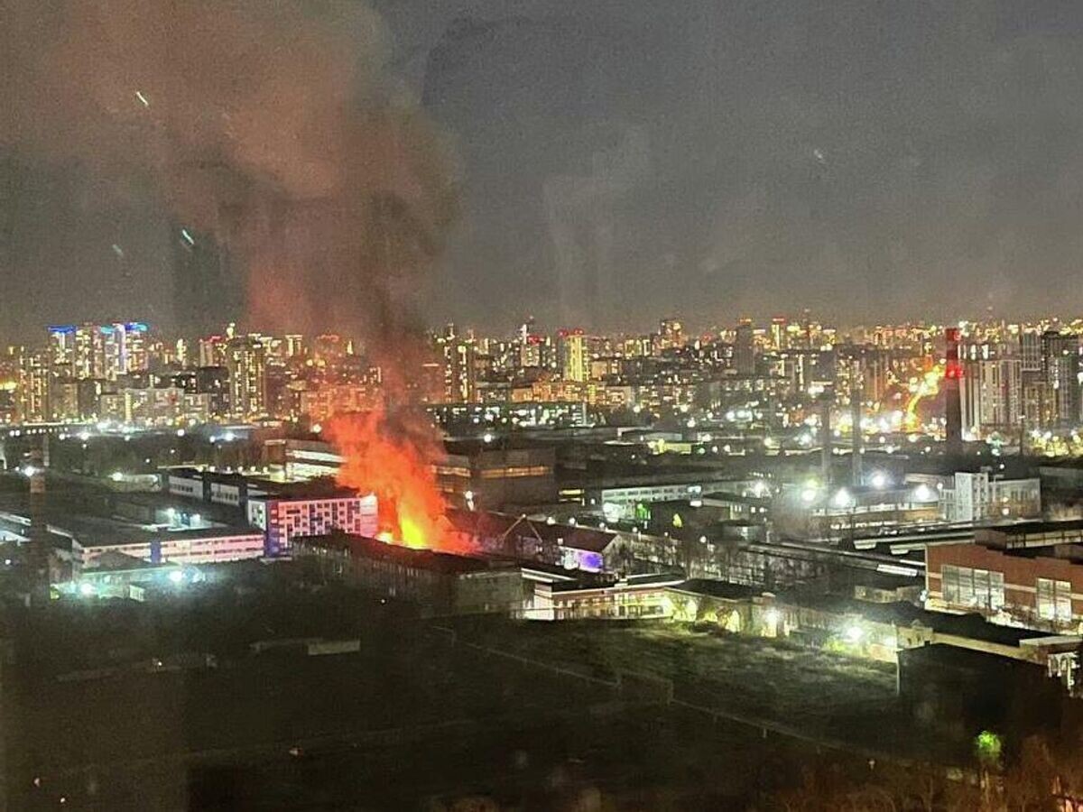    Пожар на складе на улице Фронтовых бригад в Екатеринбурге© Фото : соцсети