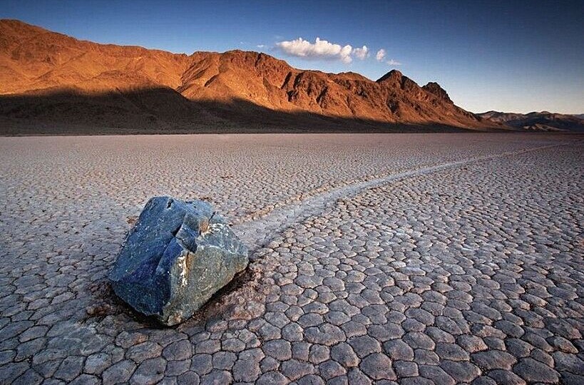 "Они двигаются, когда мы спим" - тайна калифорнийских камней, которую раскрыли случайно