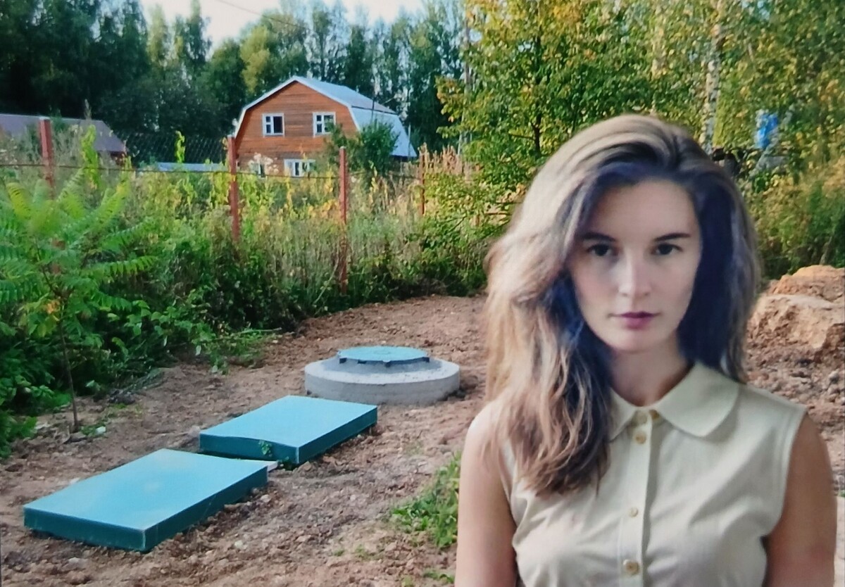 Моя помощница на фоне аэрационной установки и фильтрующего колодца