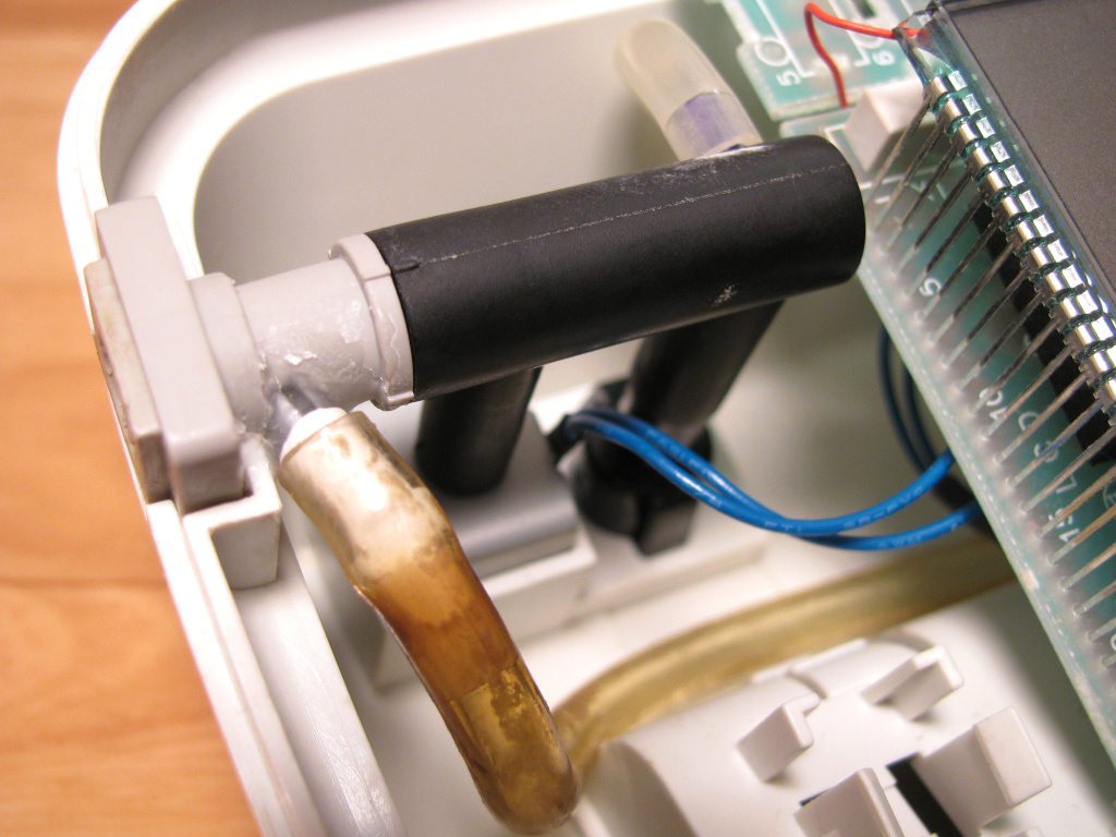 02. Установленные распределитель воздушного потока (чёрного цвета) и выходной переходник на манжету (серого цвета) тонометра AND UA-667. Уже после попытки ремонта.