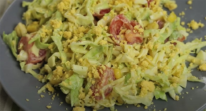 Салат с капустой, яйцом, сыром и кукурузой: сытно и нежно