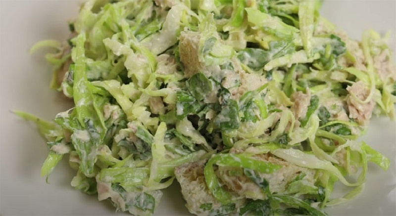 Салат с капустой, тунцом и рукколой: свежесть и польза