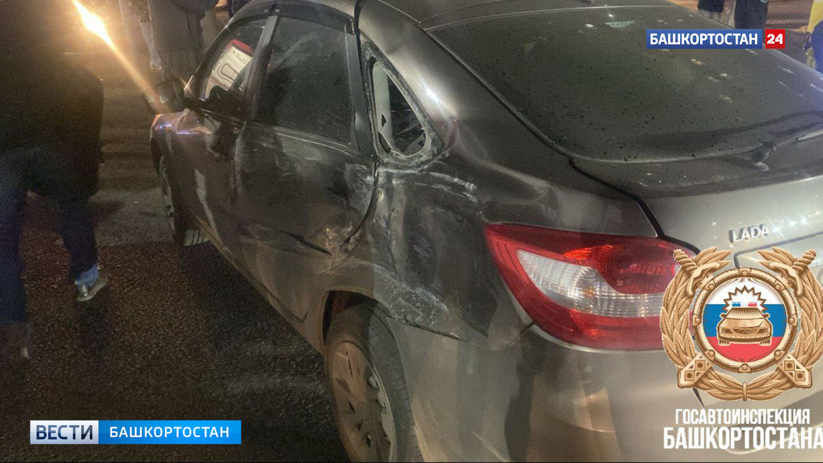    В Уфе сотрудники ГИБДД работают на месте ДТП с участием автомобиля скорой помощи