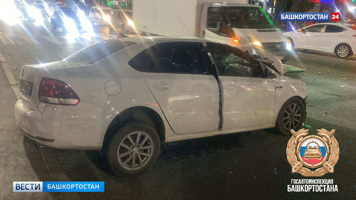    В Уфе сотрудники ГИБДД работают на месте ДТП с участием автомобиля скорой помощи