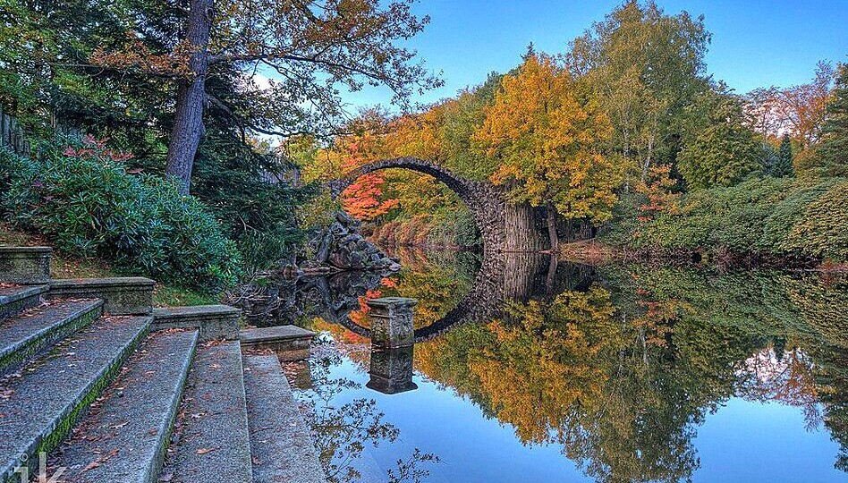 Мост, который видят дважды: секрет идеального отражения Ракотцбрюке в парке Крамлау