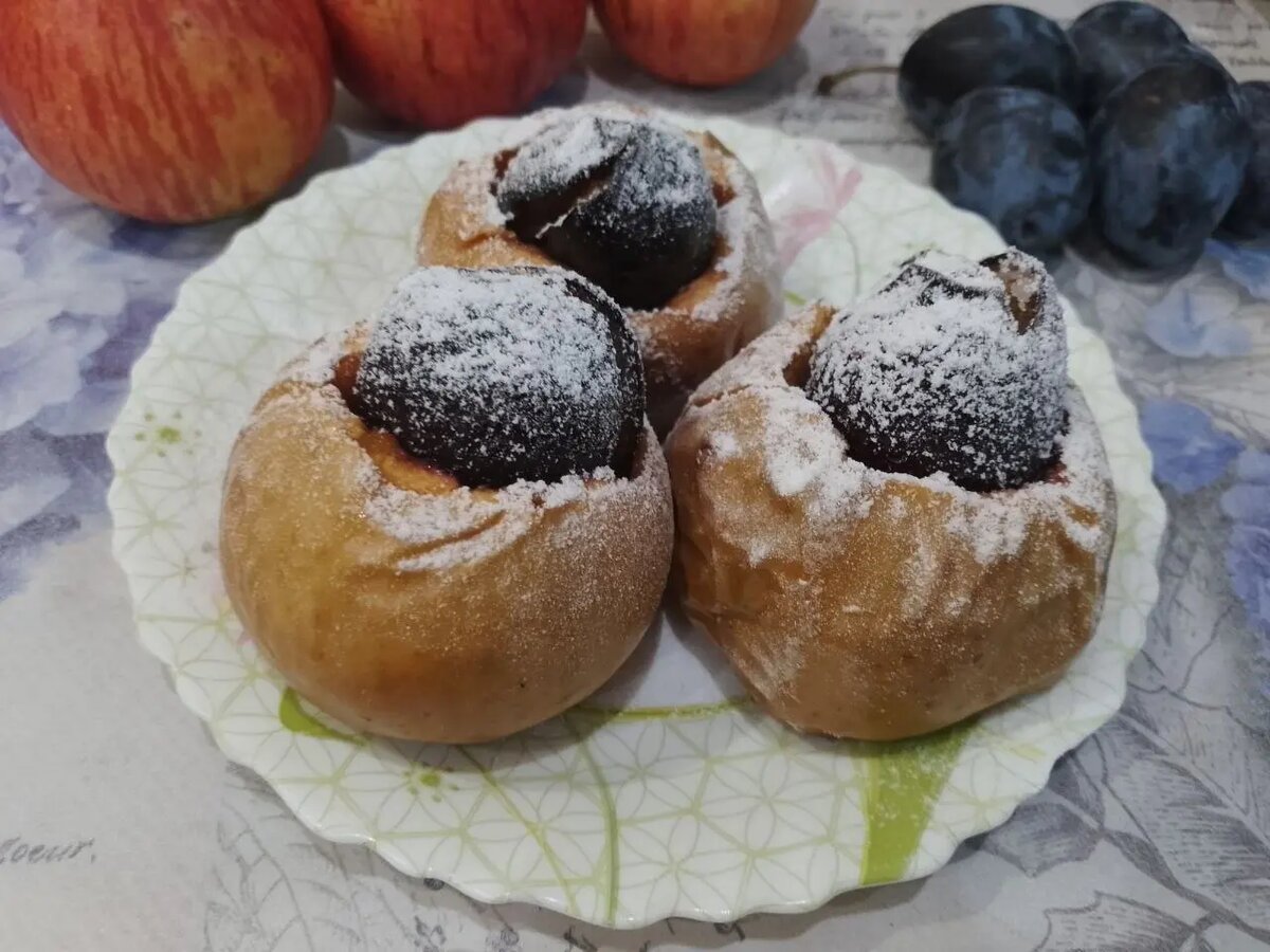 Запеченные яблоки со сливами, в духовке